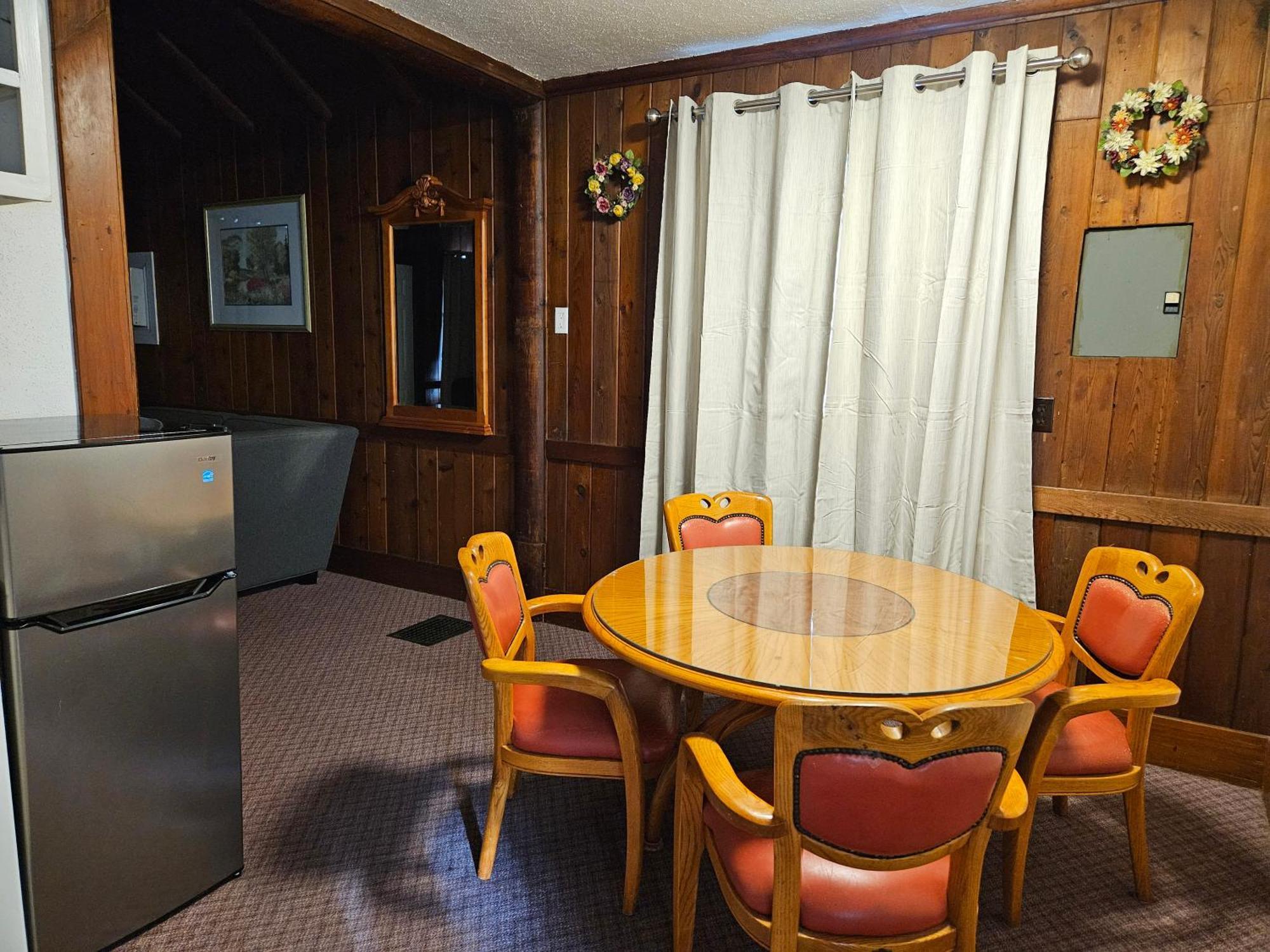 הופ Swiss Chalets Motel מראה חיצוני תמונה